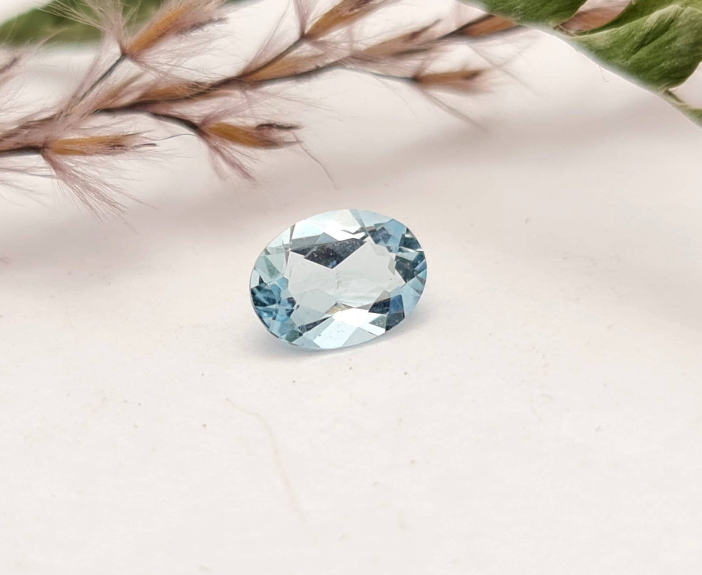 Echte facettierte Aquamarine oval blau 8x6mm 0,77ct (Nr.1085)