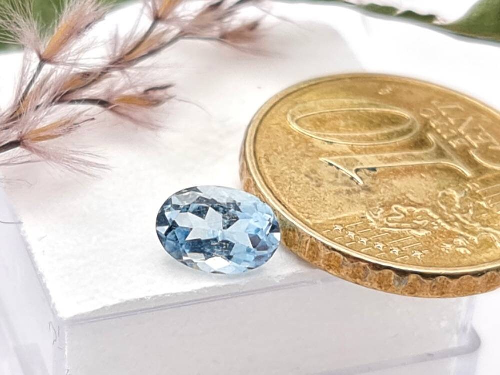 Echte facettierte Aquamarine oval blau 7x5,1mm 0,49ct (Nr.1086)