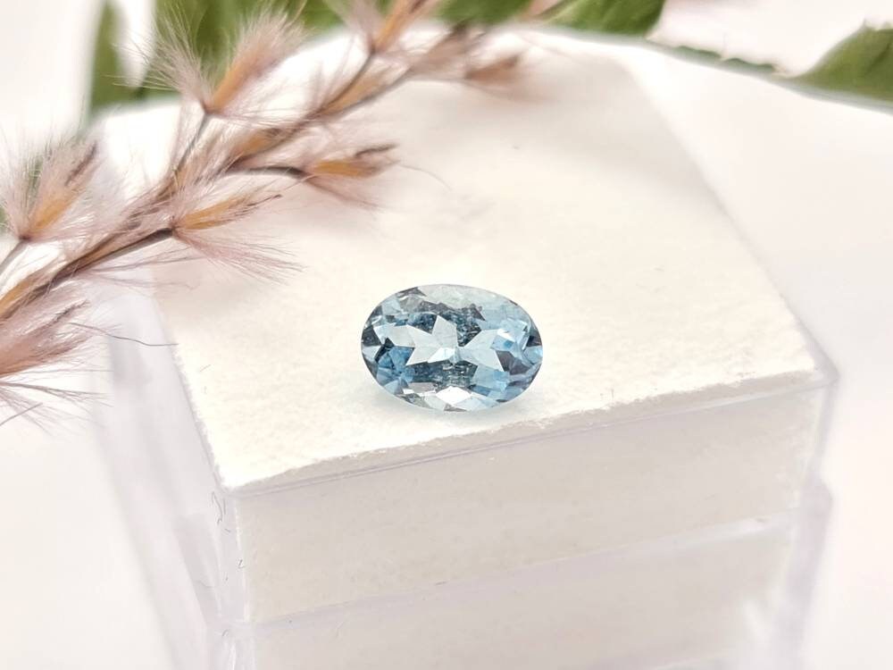 Echte facettierte Aquamarine oval blau 7x5,1mm 0,49ct (Nr.1086)