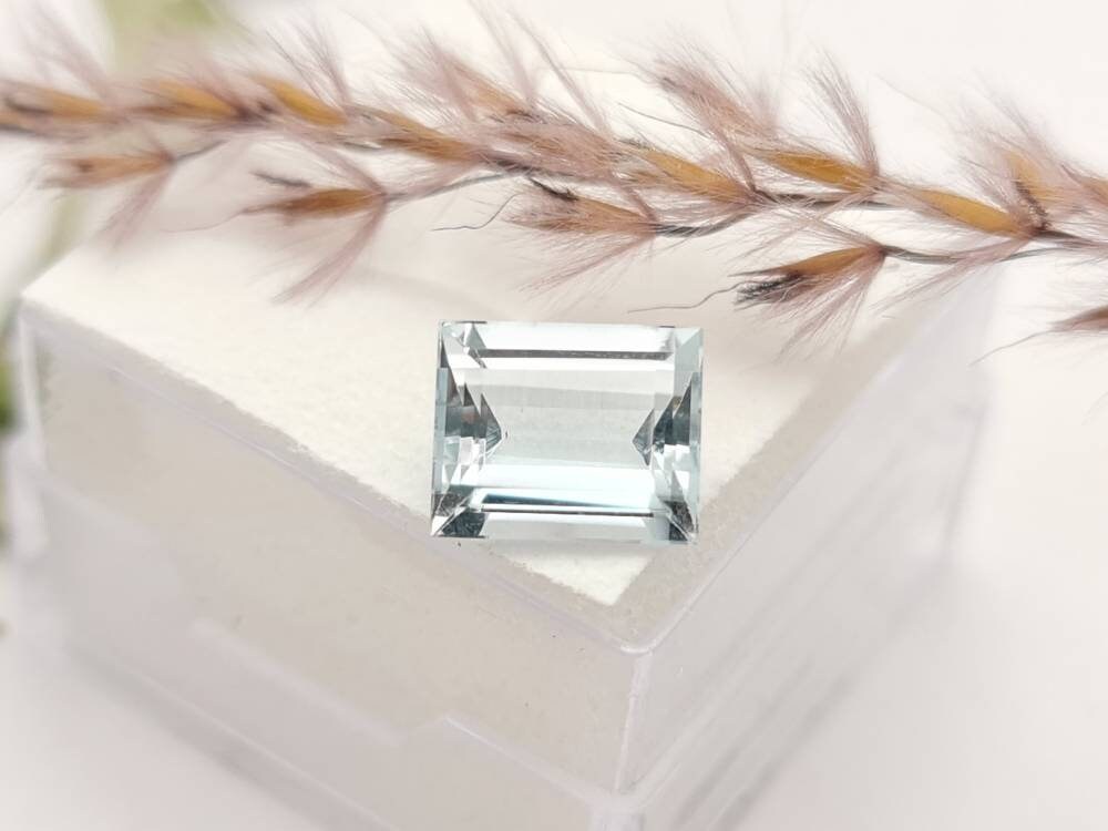 Echter facettierter Topas (beh.) rechteck blau 8,5x7mm 2,33ct (Nr.1089)