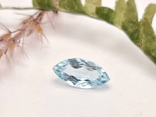 Echter facettierter Aquamarin navette blau 12x6mm 1,3ct (Nr.1093)