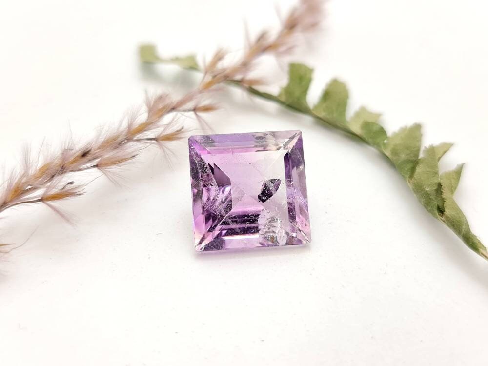 Facettierter violetter Amethyst, carree quadratisch lila 14,7mm 12,2ct (Nr.1111)