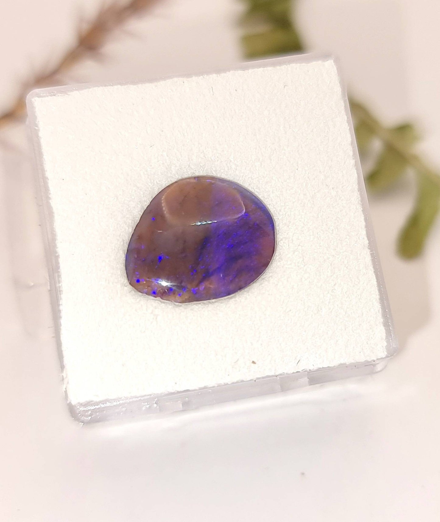 Black crystal Opal mit wenig violett blauem Farbspiel 12,5x10,1mm 1,8ct (Nr.1122)