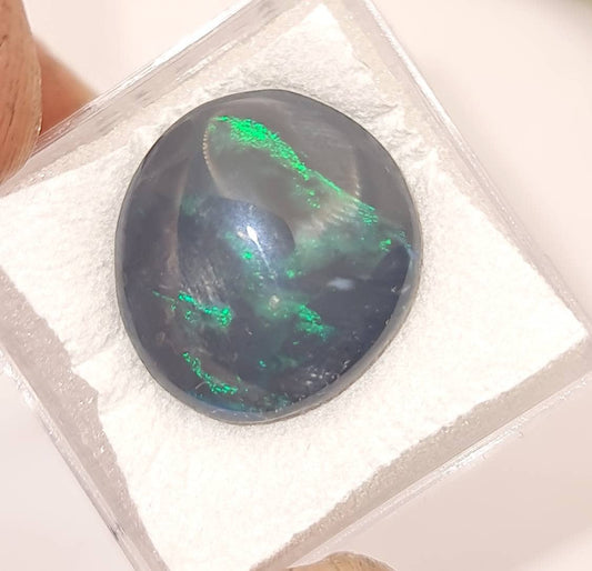 Großer Black Opal aus Lightning Ridge, Australien mit grünem Farbspiel Cabochon 17,3x15,3mm 10,9ct (Nr.1125)