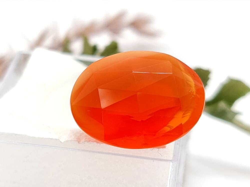 Echter großer Feueropal aus Mexiko, facettiert, oval, orange rot 16,7x13,1mm 7,5ct (Nr.1131)