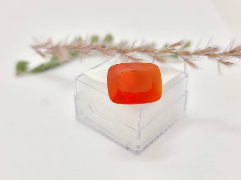 Facettierter mexikanischer Feueropal , rot orange, riesig! 15,5x12,2mm 8,1ct (Nr.1133)