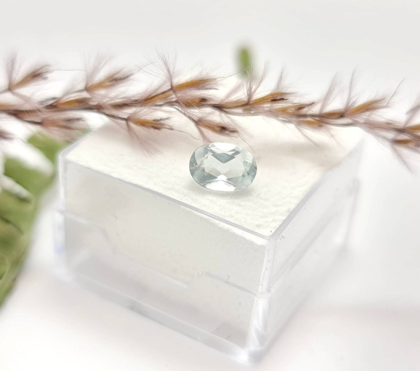 Facettierter ovaler Aquamarin, sehr hell blau 7x5mm 0,76ct (Nr.1154)