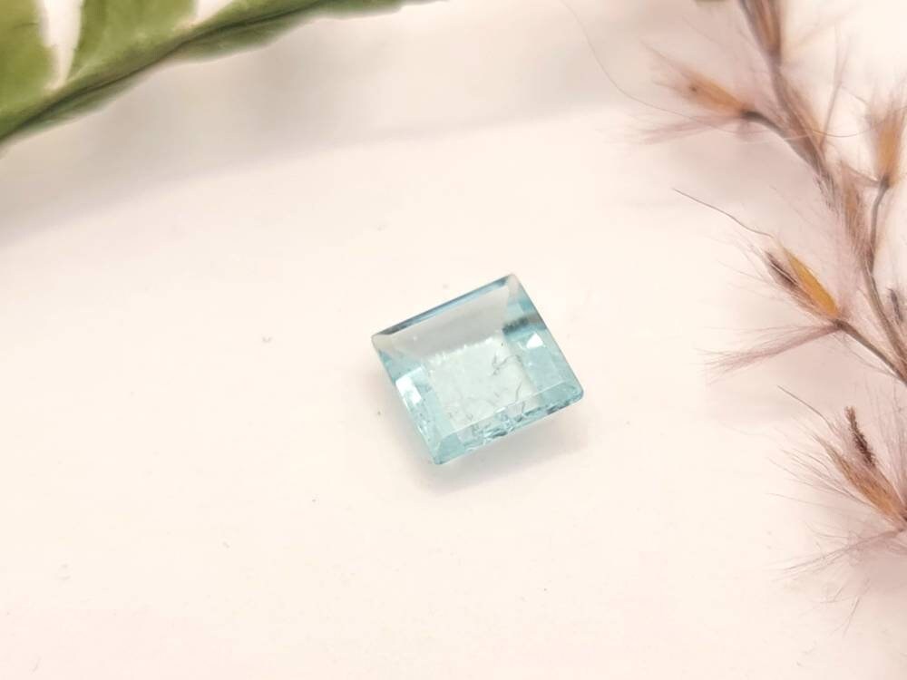 Echter facettierter Aquamarin, Spiegelschliff quadratisch blau, 6,1mm 0,9ct (Nr.1161)