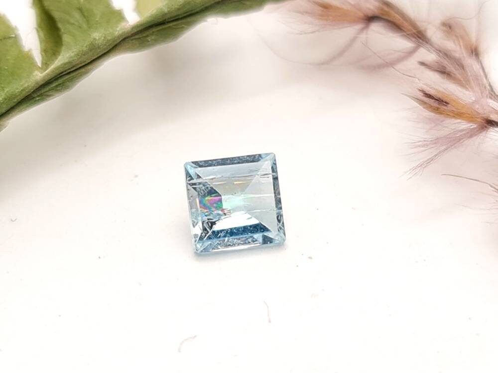 Echter facettierter Aquamarin  in dunkelblau, quadratisch 4,9mm 0,53ct (Nr.1162)