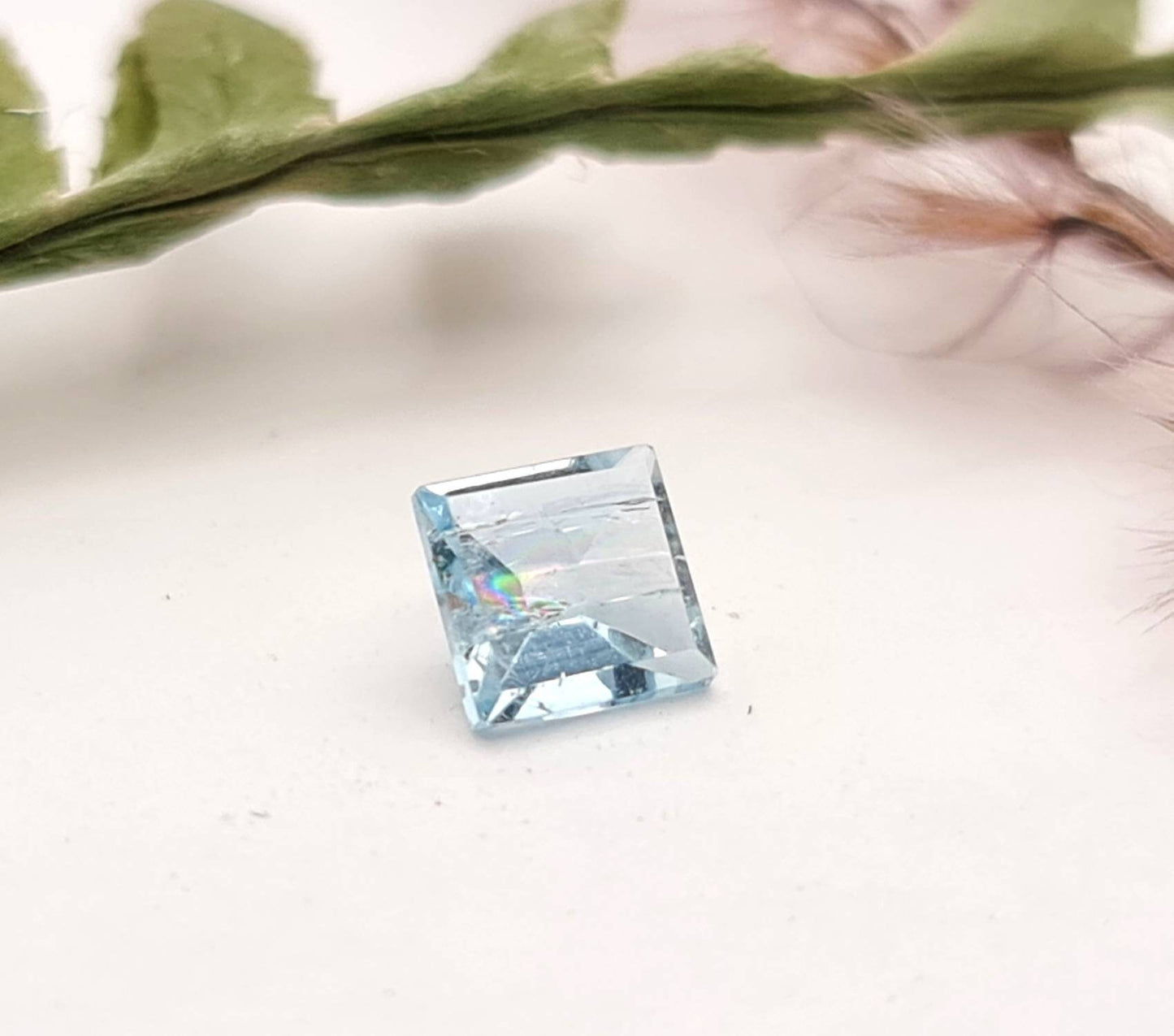 Echter facettierter Aquamarin  in dunkelblau, quadratisch 4,9mm 0,53ct (Nr.1162)