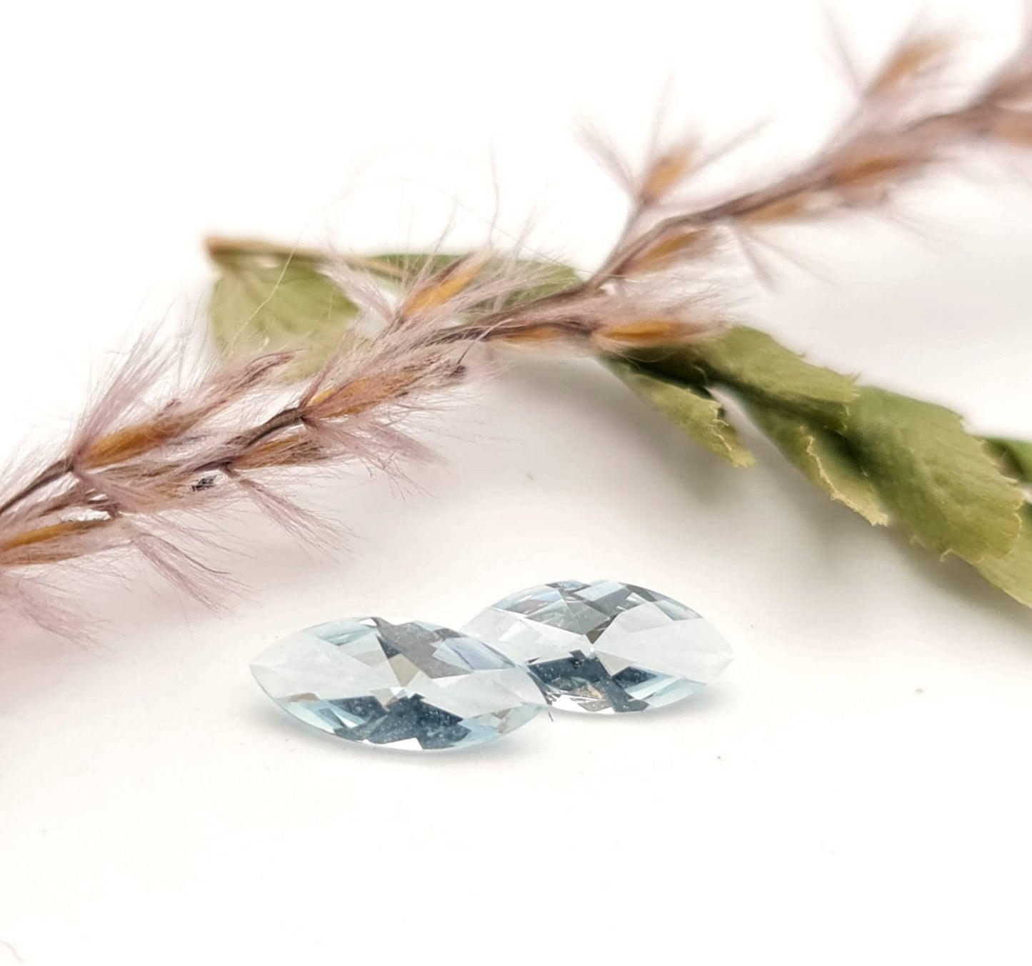 Echte facettierte Aquamarine, blau navette Checkerboardschliff 9,3x4,2mm 1,04ct (Nr.1166)