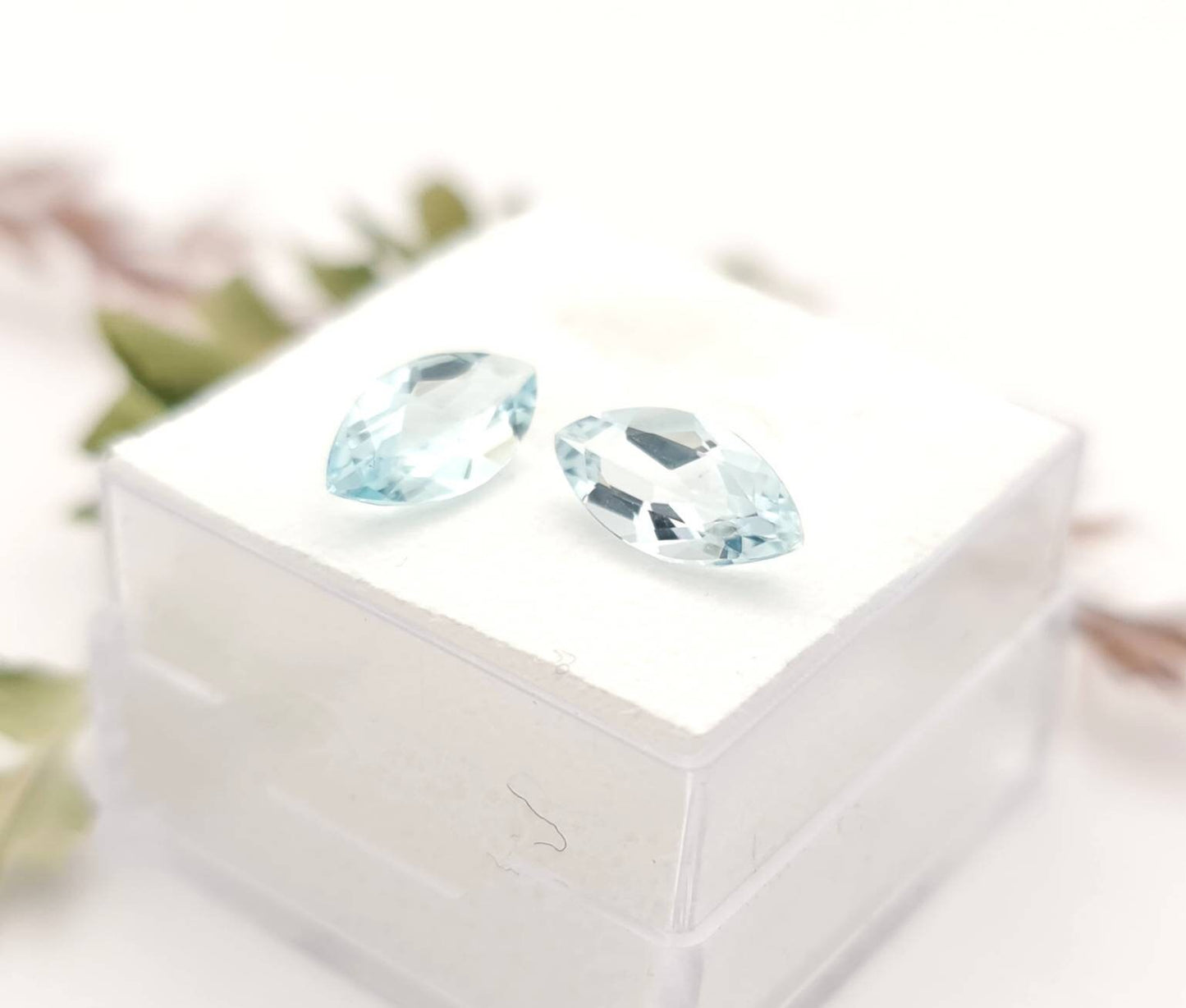 Ein Paar Aquamarine in Navetteform, blau, facettiert 10x5mm 1,7ct (Nr.1167)