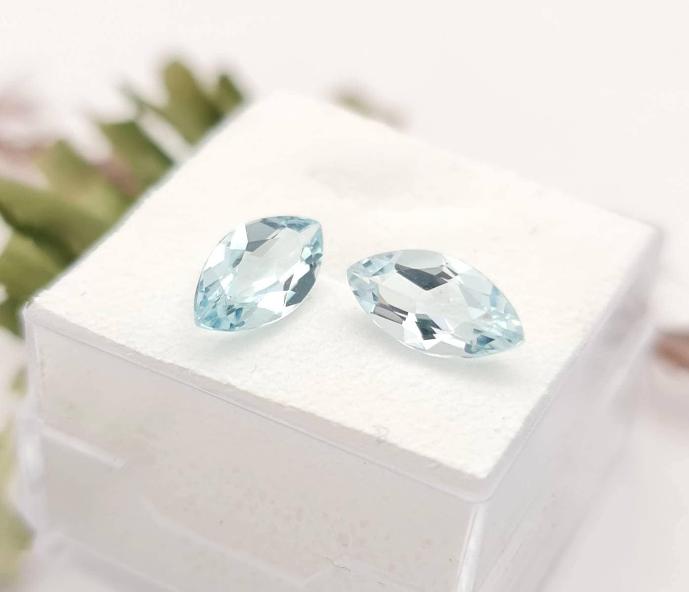 Ein Paar Aquamarine in Navetteform, blau, facettiert 10x5mm 1,7ct (Nr.1167)