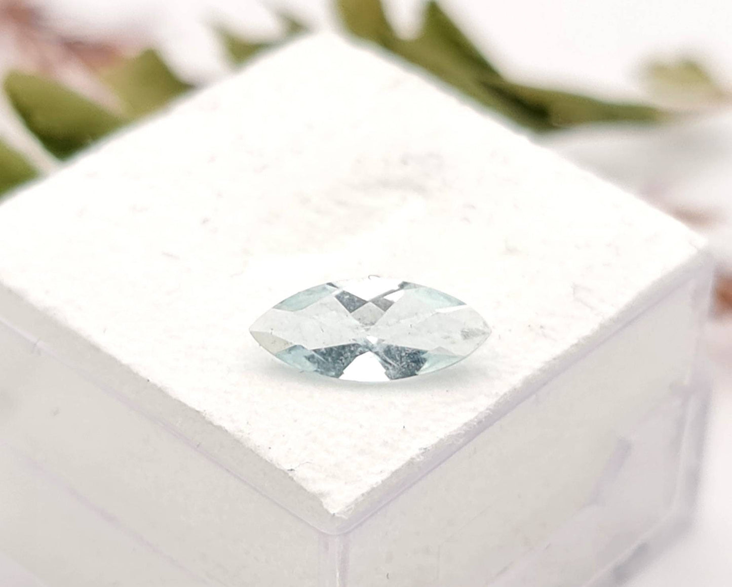 Echter hellblauer Aquamarine Navette facettiert 10,4x4,5mm 0,73ct (Nr.1169)