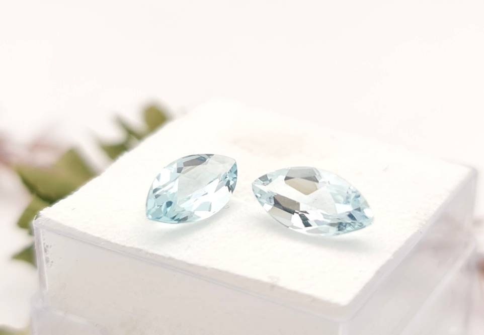 Ein Paar Aquamarine, hellblau in Navette facettiert 10,5x5mm 1,74ct (Nr.1172)