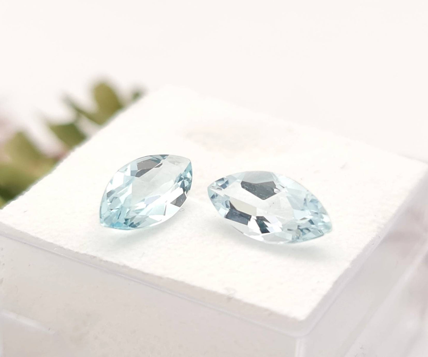 Ein Paar Aquamarine, hellblau in Navette facettiert 10,5x5mm 1,74ct (Nr.1172)