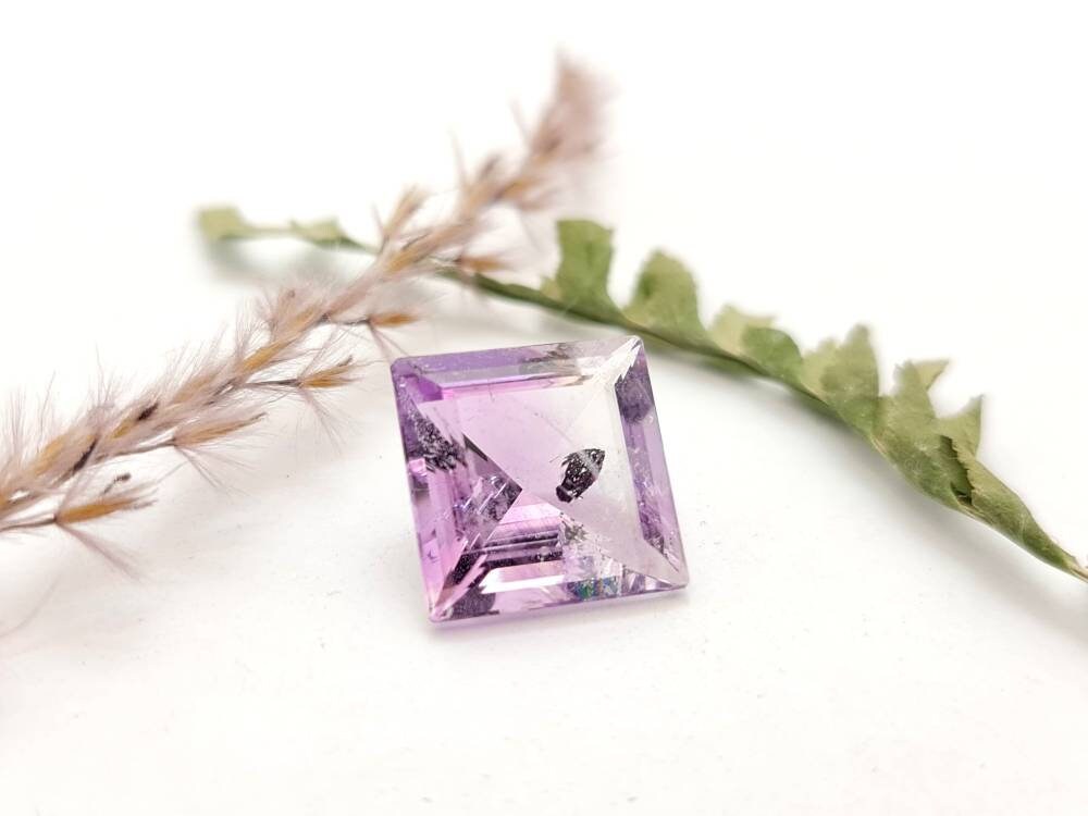 Facettierter violetter Amethyst, carree quadratisch lila 14,7mm 12,2ct (Nr.1111)