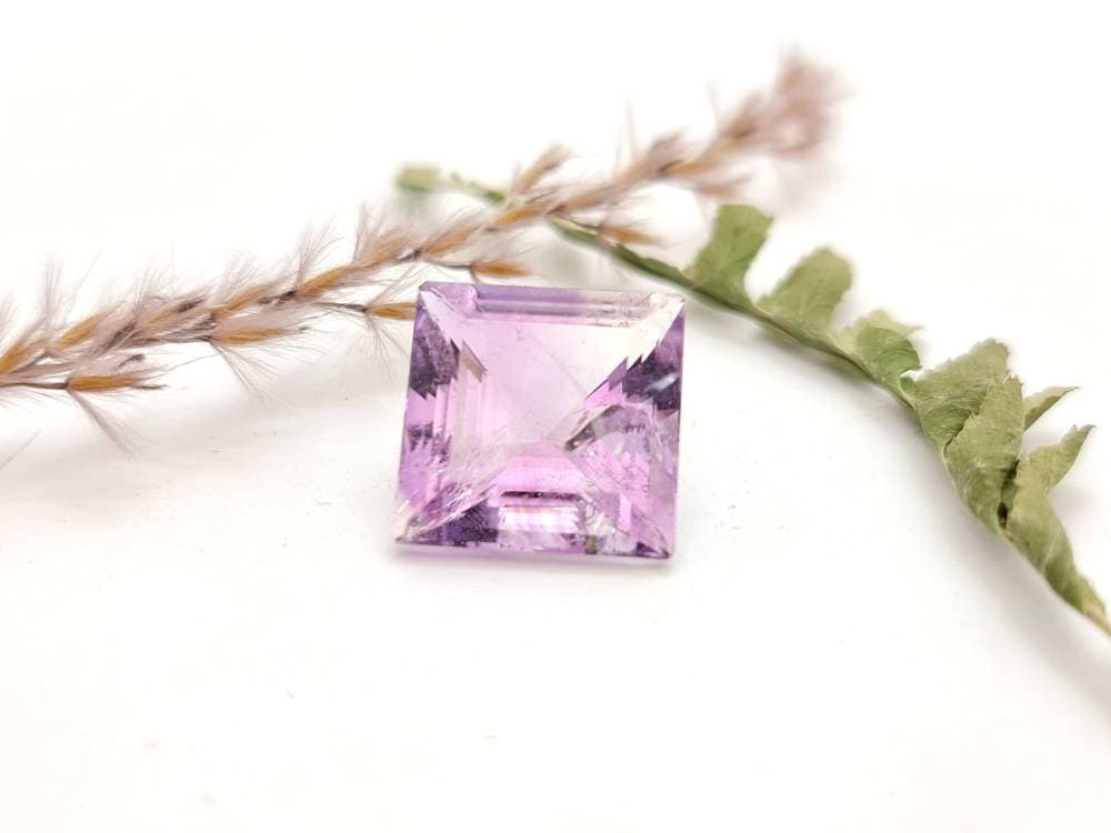 Facettierter violetter Amethyst, carree quadratisch lila 14,7mm 12,2ct (Nr.1111)