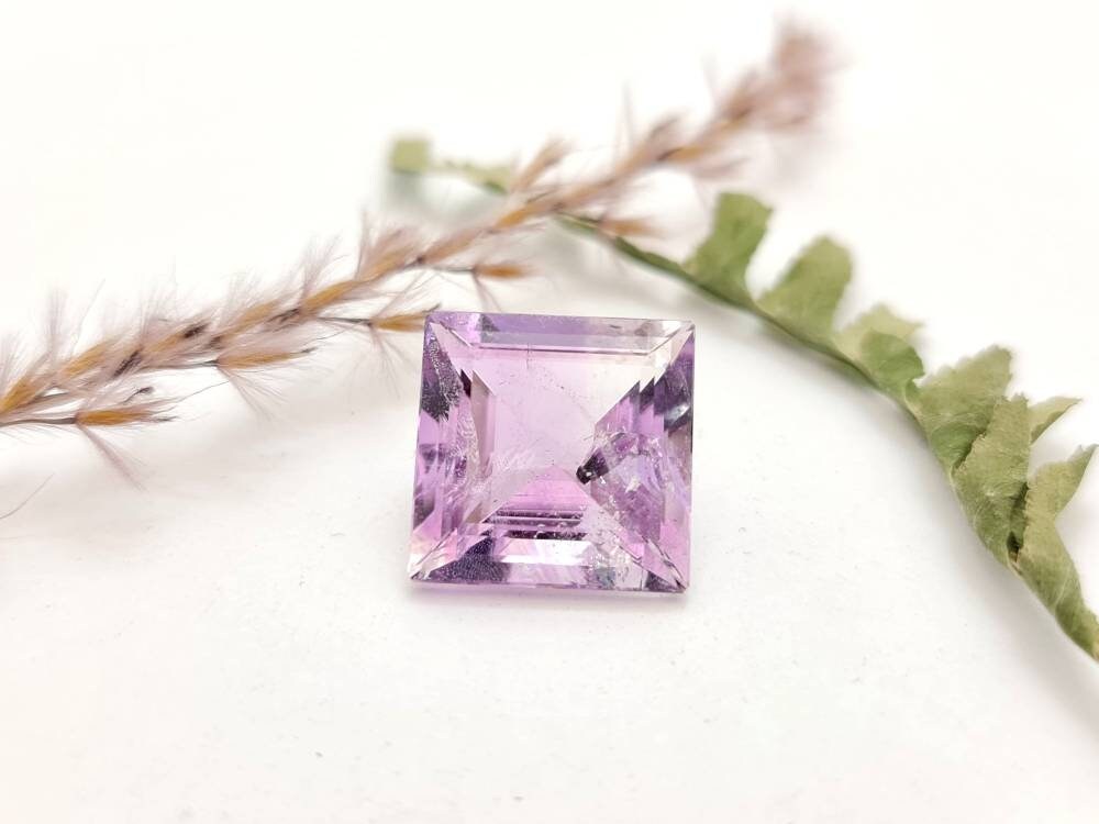 Facettierter violetter Amethyst, carree quadratisch lila 14,7mm 12,2ct (Nr.1111)