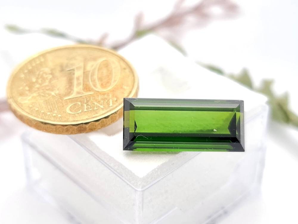 Herrausragender grüner Turmalin im Treppenschliff, rechteckig facettiert 16,3x7,2mm 5,85ct (Nr.1114)