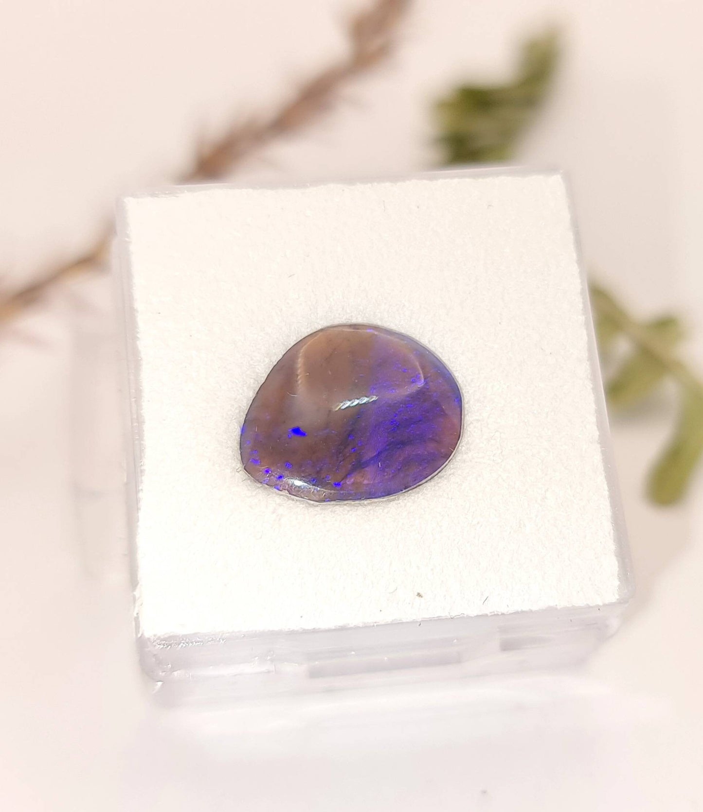 Black crystal Opal mit wenig violett blauem Farbspiel 12,5x10,1mm 1,8ct (Nr.1122)