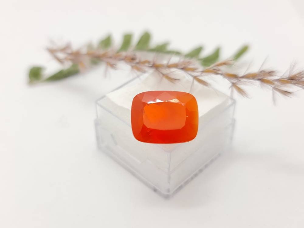 Facettierter mexikanischer Feueropal , rot orange, riesig! 15,5x12,2mm 8,1ct (Nr.1133)