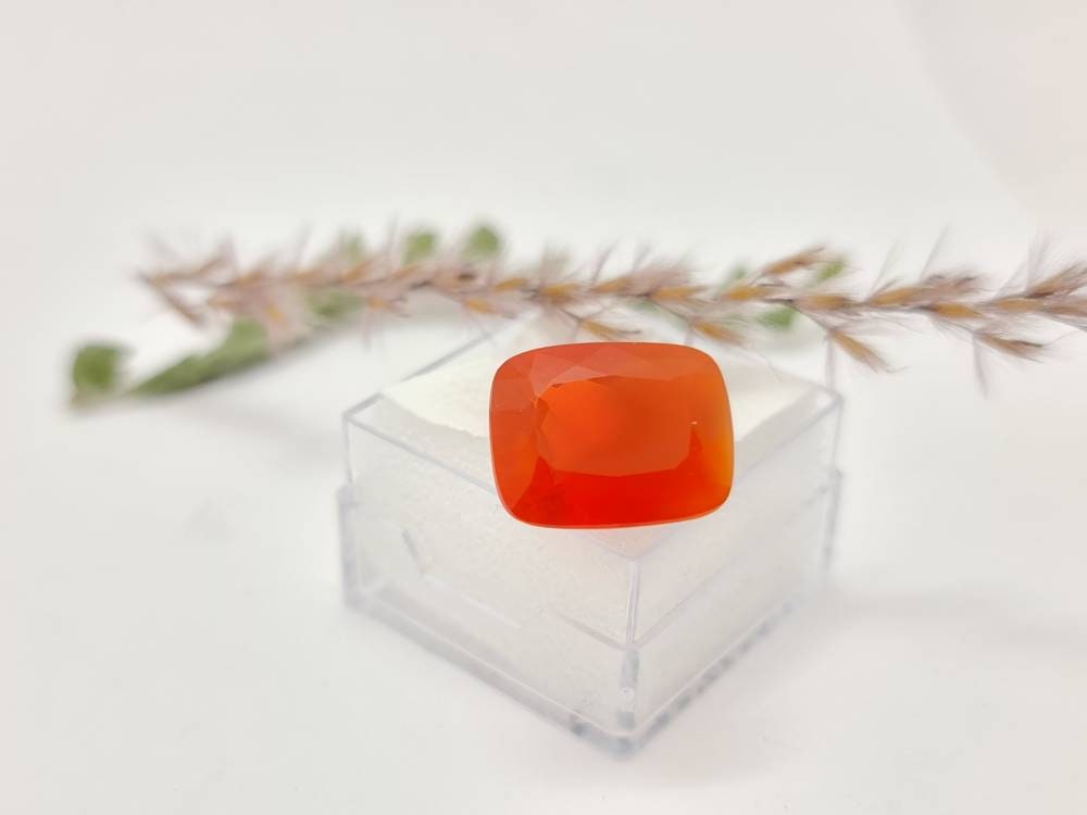 Facettierter mexikanischer Feueropal , rot orange, riesig! 15,5x12,2mm 8,1ct (Nr.1133)