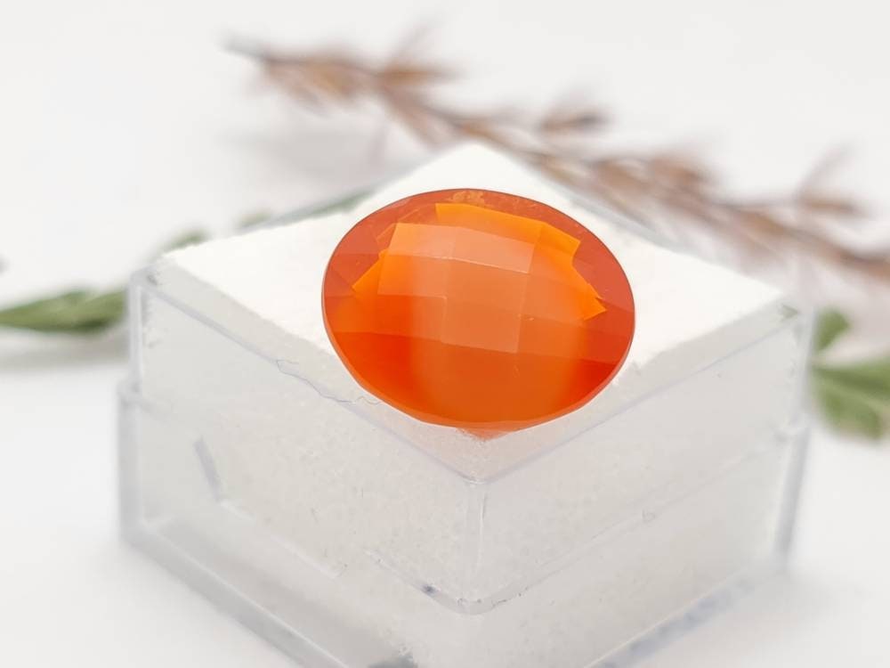 Echter mexikanischer Feueropal oval facettiert mit Checkerboardschliff riesig! 15,1x12,5mm 6,4ct (Nr.1136)