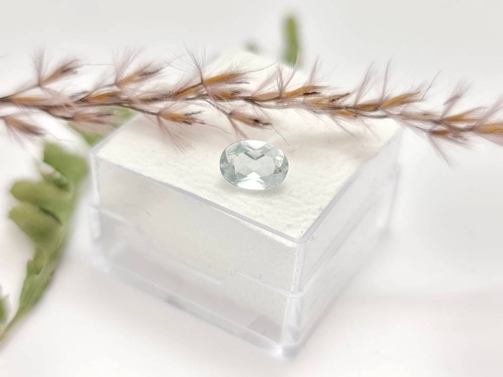 Facettierter ovaler Aquamarin, sehr hell blau 7x5mm 0,76ct (Nr.1154)