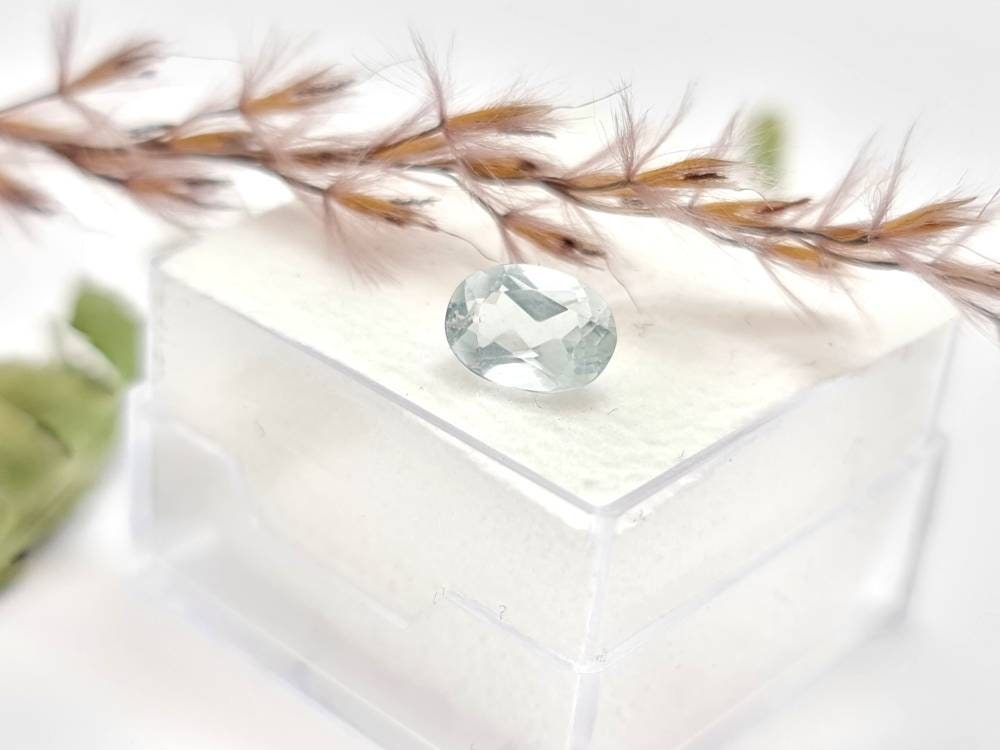 Facettierter ovaler Aquamarin, sehr hell blau 7x5mm 0,76ct (Nr.1154)