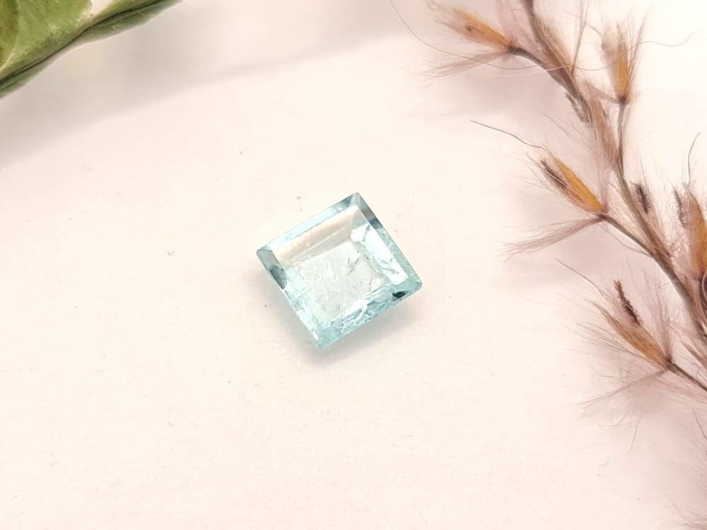 Echter facettierter Aquamarin, Spiegelschliff quadratisch blau, 6,1mm 0,9ct (Nr.1161)