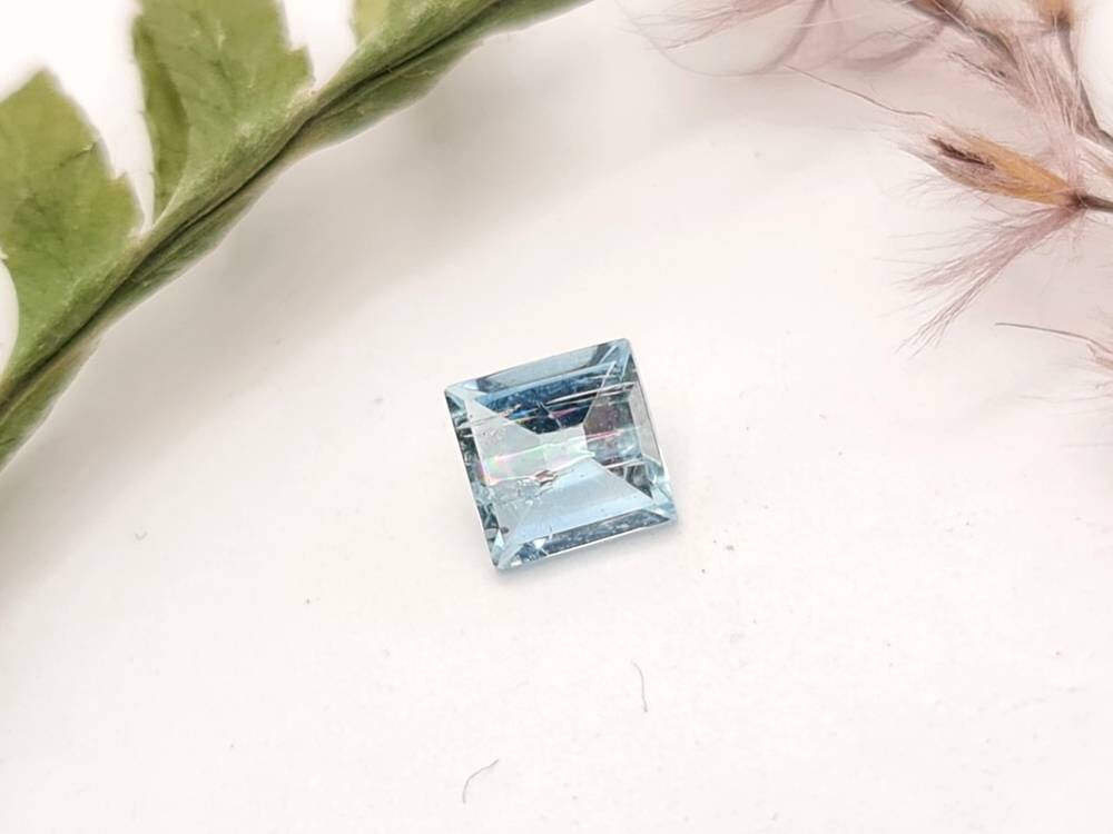 Echter facettierter Aquamarin  in dunkelblau, quadratisch 4,9mm 0,53ct (Nr.1162)