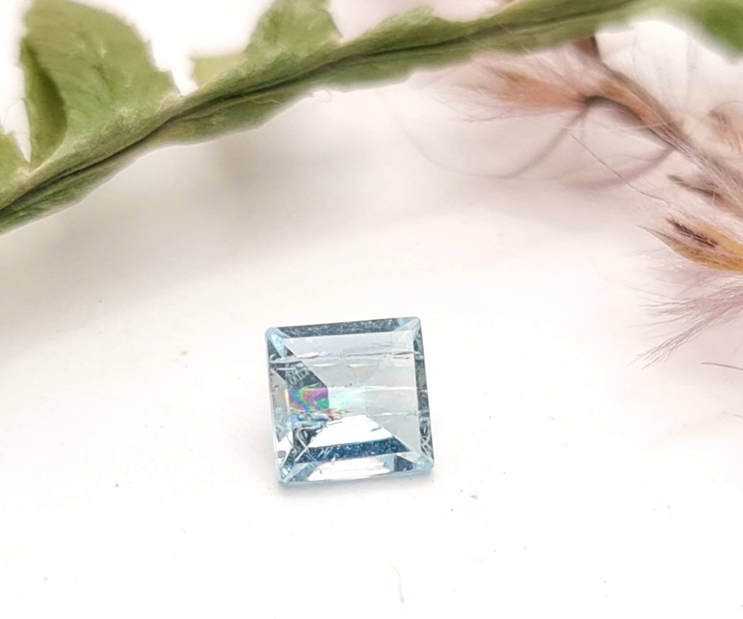 Echter facettierter Aquamarin  in dunkelblau, quadratisch 4,9mm 0,53ct (Nr.1162)