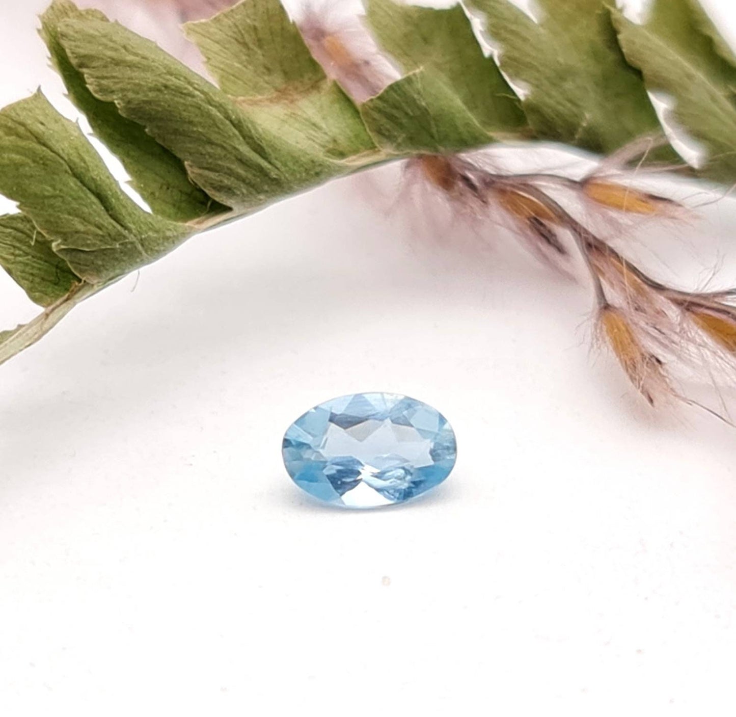 Echter blauer Aquamarin in oval facettiert 6x4mm (Nr.1174)