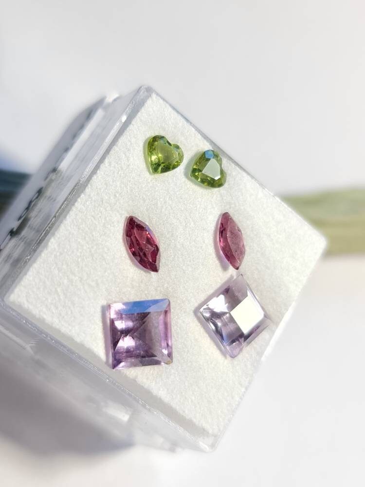 Frühlingsbox 20230021 Peridotherzchen, Granat, Amethyst , Edelsteinbox, Edelsteinmix