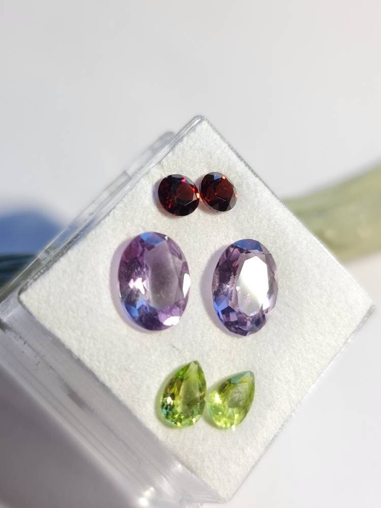 Frühlingsbox 20230022 Peridot, Granat, Amethyst , Edelsteinbox, Edelsteinmix