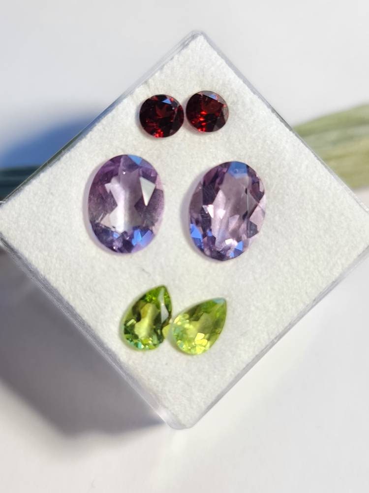 Frühlingsbox 20230022 Peridot, Granat, Amethyst , Edelsteinbox, Edelsteinmix